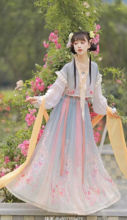 Nine Billion Girls Dream:The Rise of Traditional Charm in Hanfu Enterprise Store