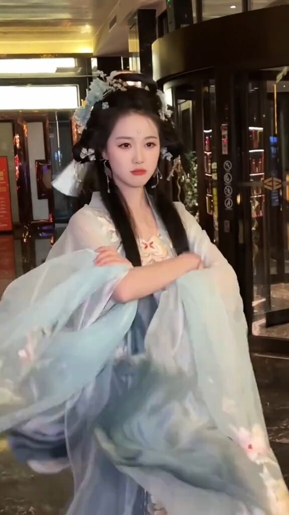 Maternal-Child Harmony in Traditional Clothing:The Allure of Hanfu Mom-Daughter Cosplay Fashion