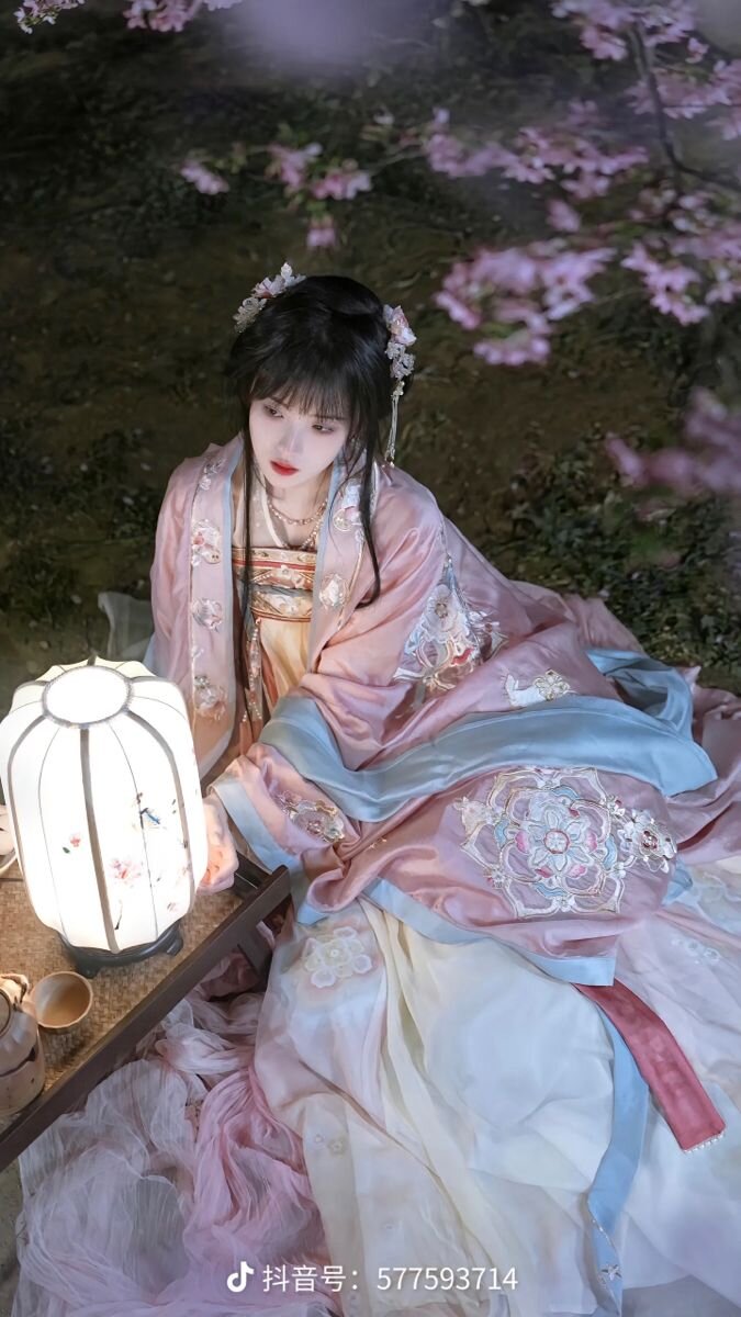 The Splendor of Hanfu:The Story of Qingqings Green Youth Robe