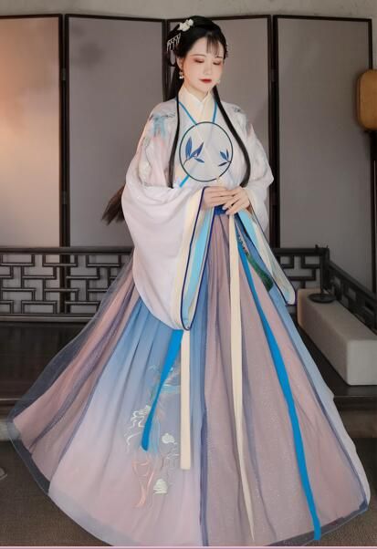 Summer Elegance in Thin Cheongsam:The Allure of a Qipao Woman Summer Elegance in Thin Cheongsam:The Allure of a Qipao Woman