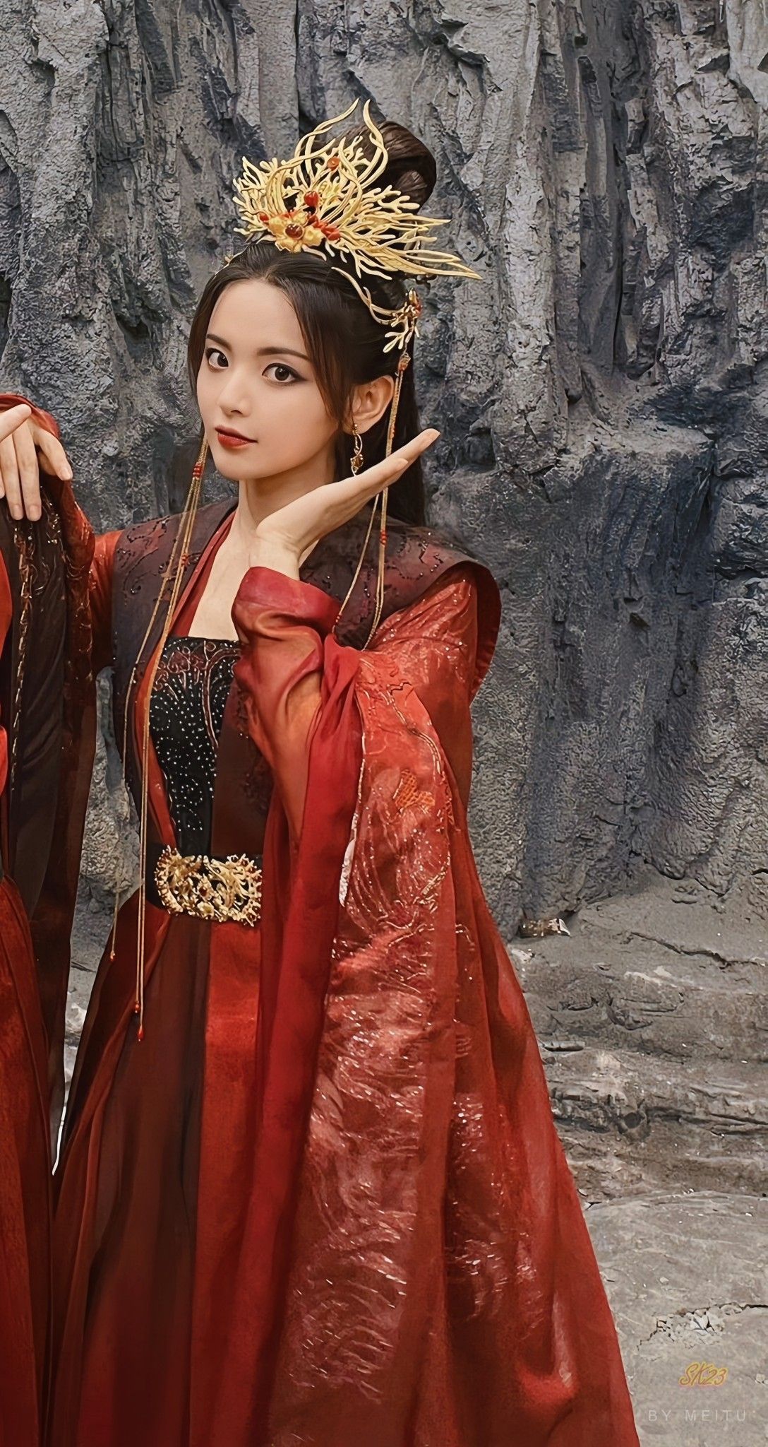Embracing Modernity in Traditional Qipao:A Journey of Parent-Child Fashion Evolution