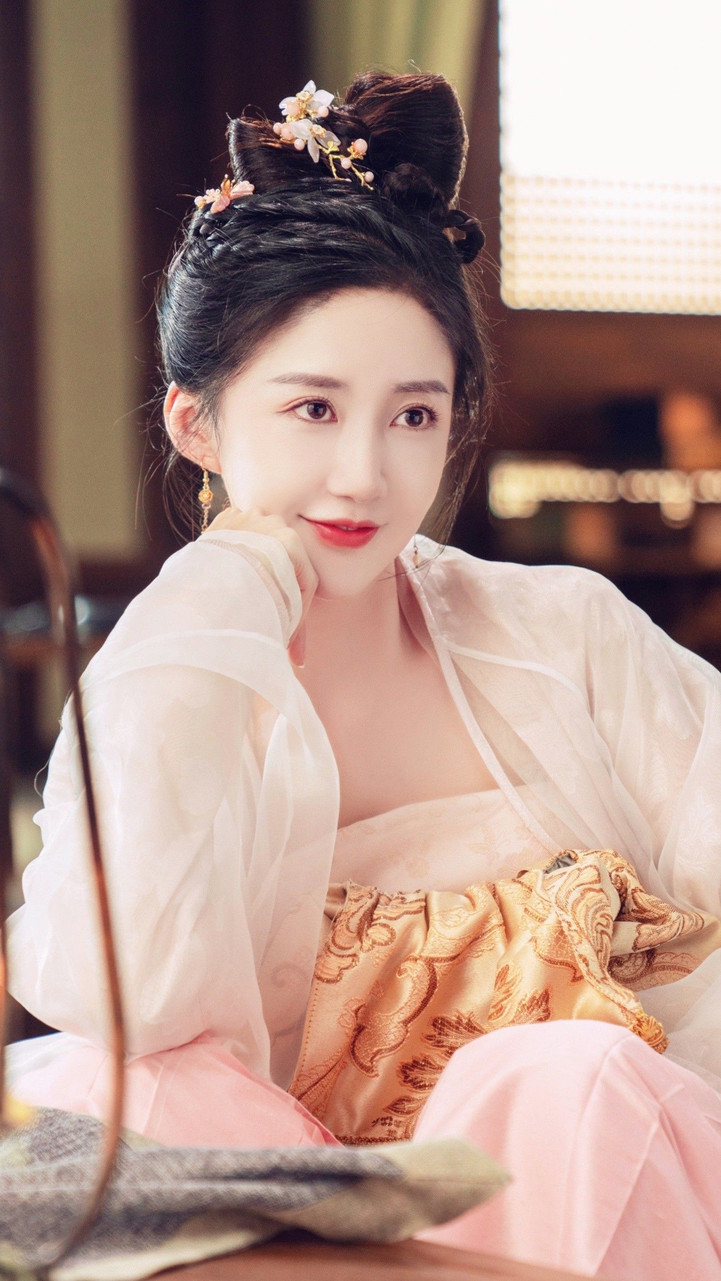 The Splendor of Youth and Tranquility:The Cultural Significance of Hanfu in Qingpinglewei Rou