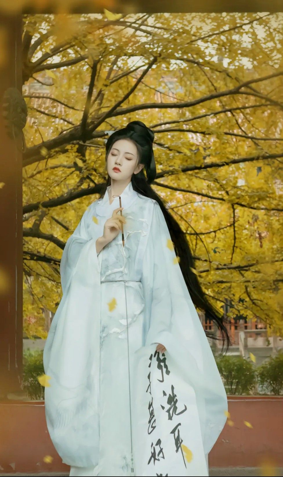 Mini-Length Cheongsam for the Modern Youth:Embracing the Short-Stature Fashion Trend
