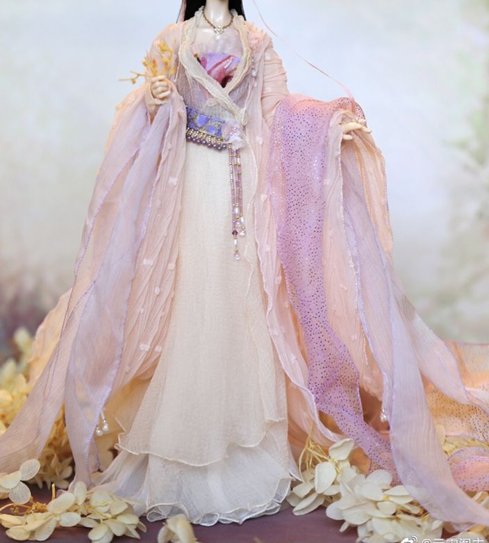 Autumn Elegance:The Journey of a Junior High School Girl in Hanfu Fashion Autumn Elegance:The Journey of a Junior High School Girl in Hanfu Fashion
