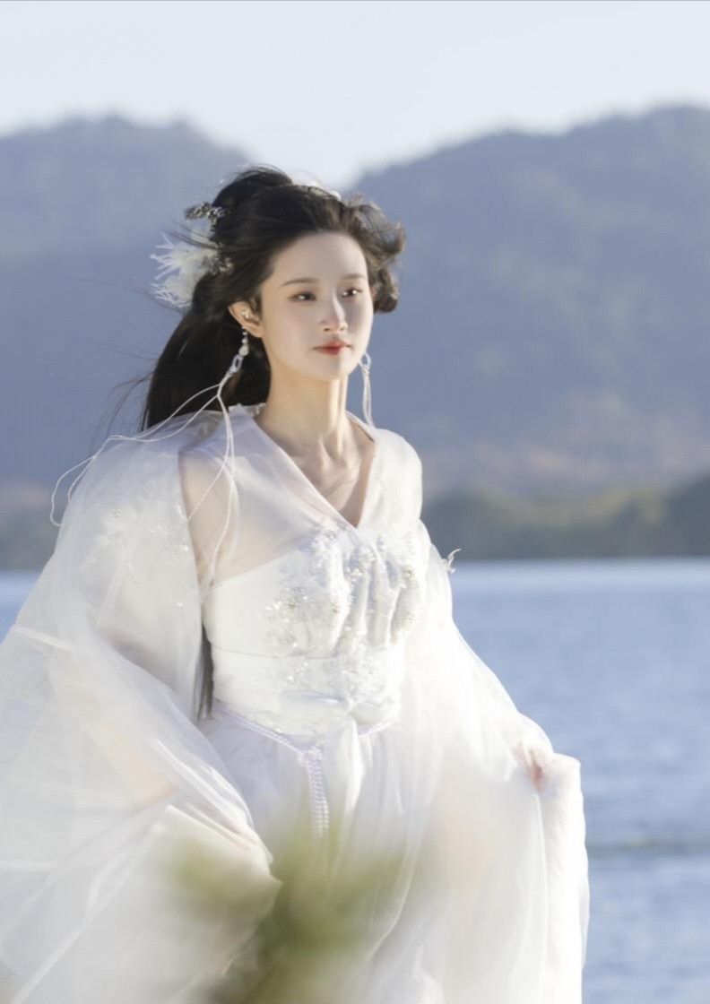 The Splendor of Hanfu Cloud肩:The Legend of Guanghan Palace