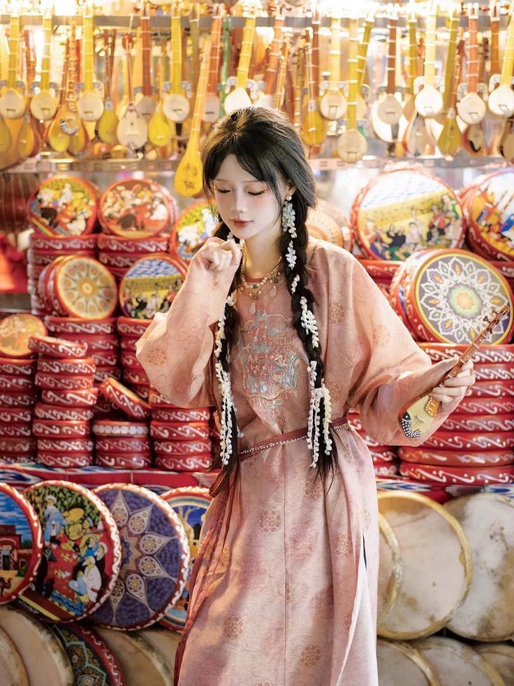 The Elegance of Kozi Skirt and its Accessories in Traditional Chinese Hanfu Fashion The Elegance of Kozi Skirt and its Accessories in Traditional Chinese Hanfu Fashion