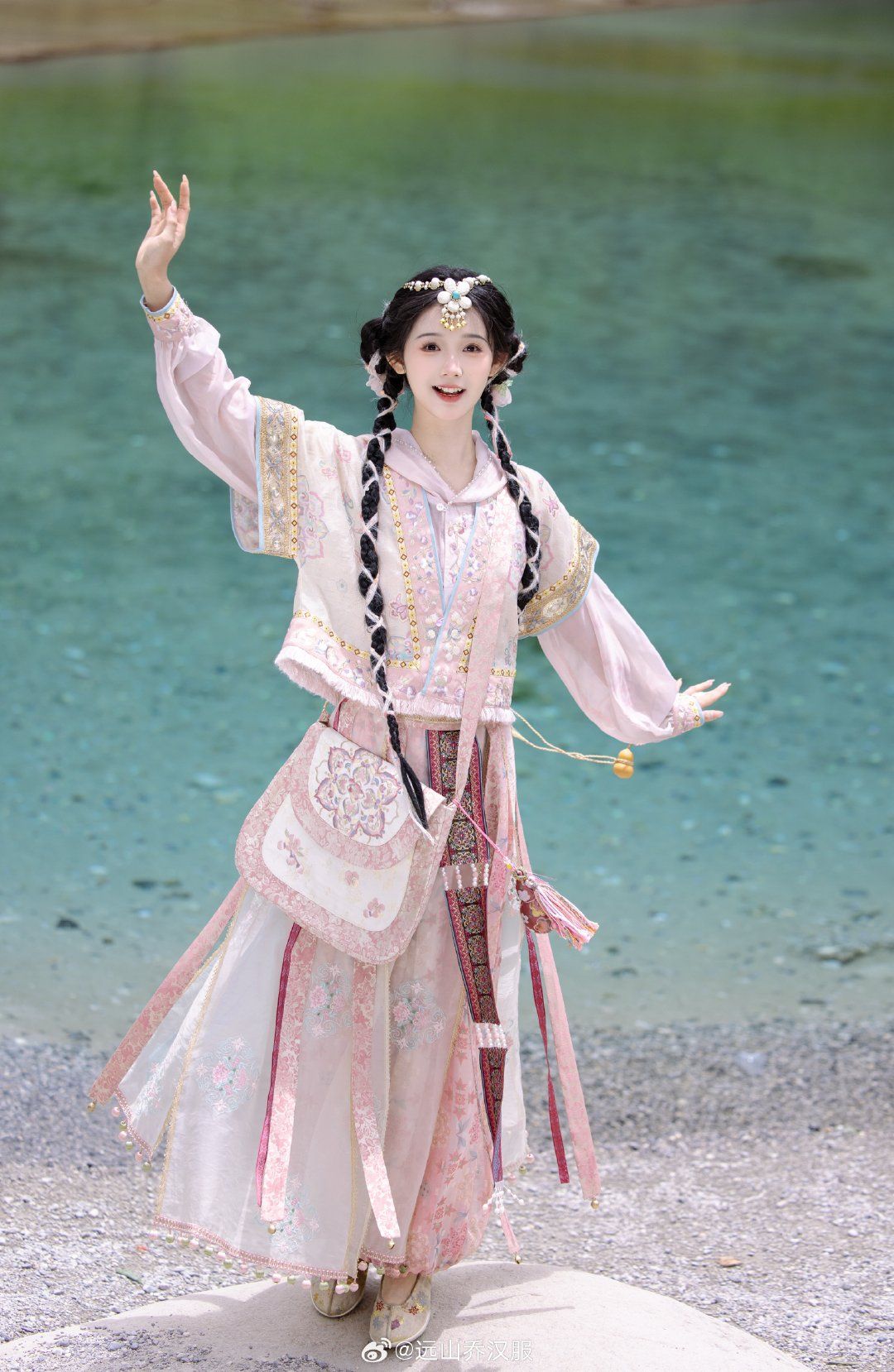 Neo-Chinese Cheongsam:The Art of Patchwork and Modern Elegance