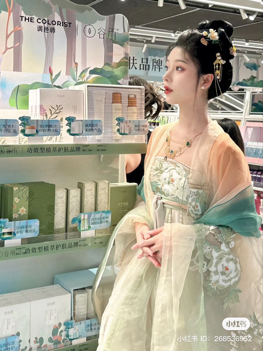 The Splendid Splendor of the Golden Hairpin and the Hanfu Costume