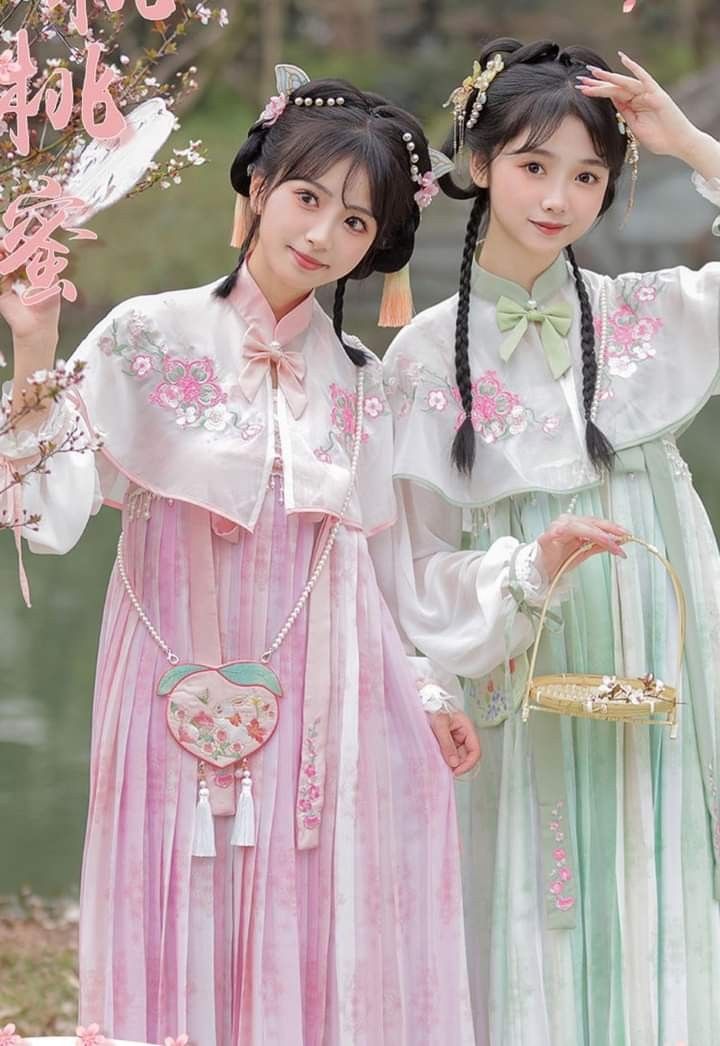 Presenting the Original Hanfu Fashion of Chenghuang:A Journey into Traditional Chinese Elegance Presenting the Original Hanfu Fashion of Chenghuang:A Journey into Traditional Chinese Elegance