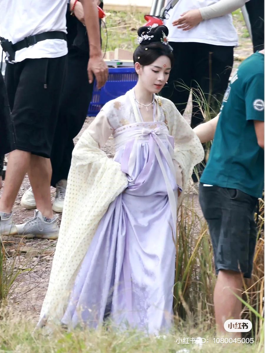 The Charm of a Cheongsam Lady in New Chinese Style with a Hint of Light Green The Charm of a Cheongsam Lady in New Chinese Style with a Hint of Light Green