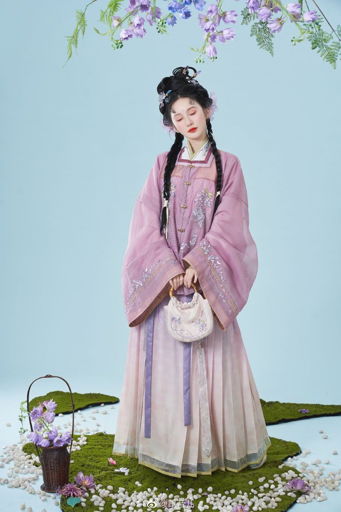 Customized Hanfu:The Revival of Traditional Chinese Fashion Customized Hanfu:The Revival of Traditional Chinese Fashion
