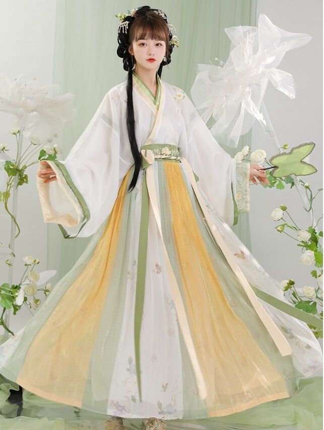 The Splendid Charm of Hanfu Fashion in the Person of Han Lingsha The Splendid Charm of Hanfu Fashion in the Person of Han Lingsha