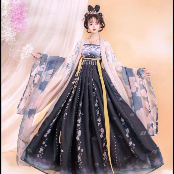 The Story of a Spring-Autumn Girl in Song-Style Hanfu