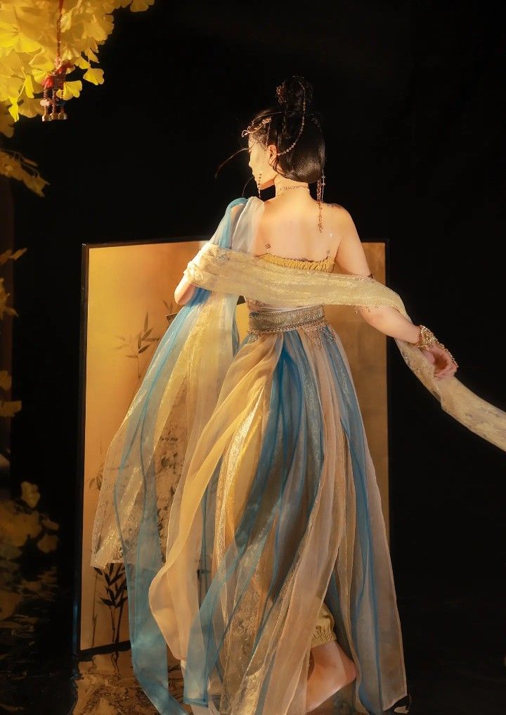 The Revival of Neo-Chinese Cheongsam:The Return of Qipao Fashion