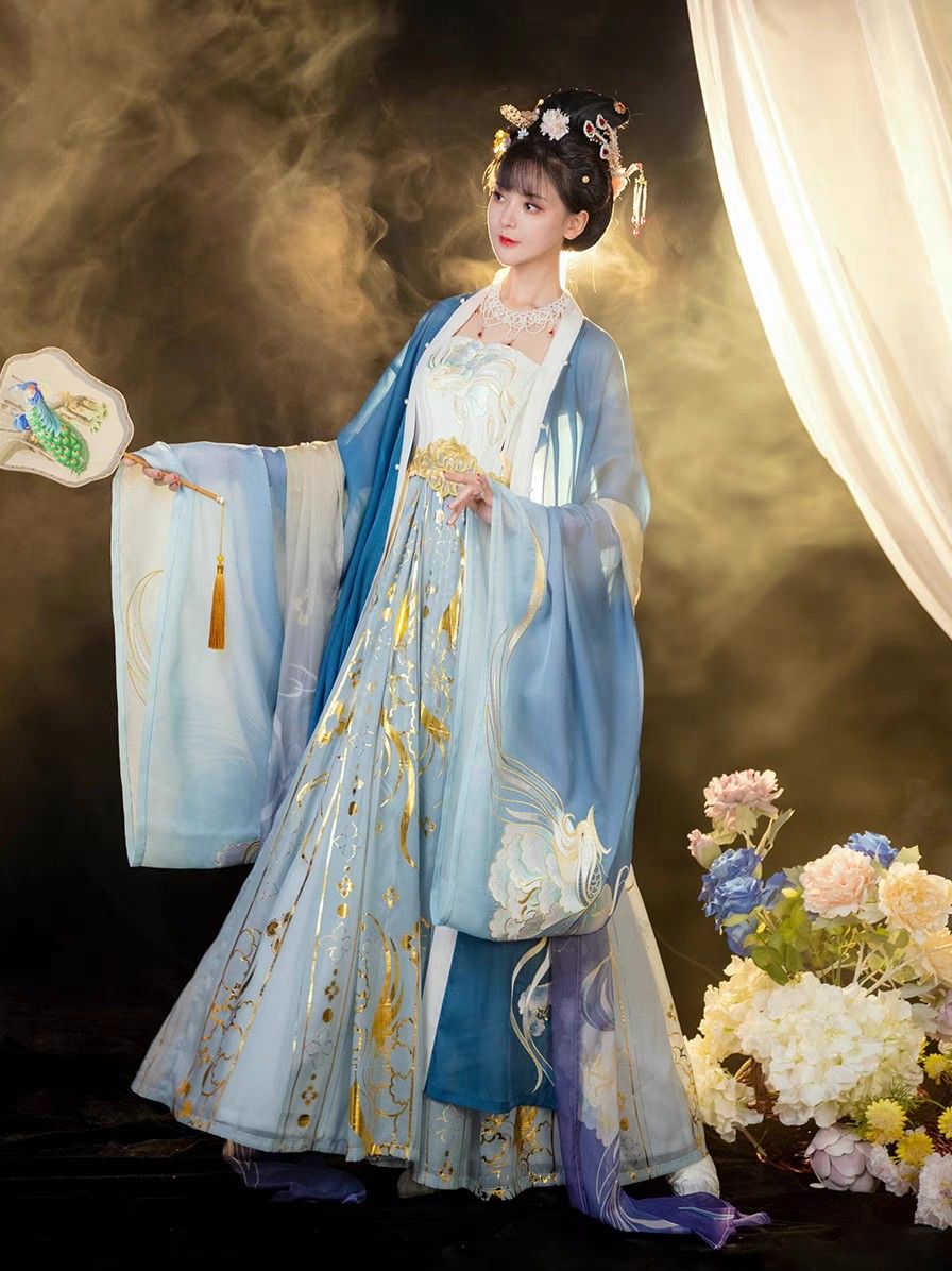 The Splendor of Cheongsam in the Context of Traditional Chinese Water Ink Art The Splendor of Cheongsam in the Context of Traditional Chinese Water Ink Art