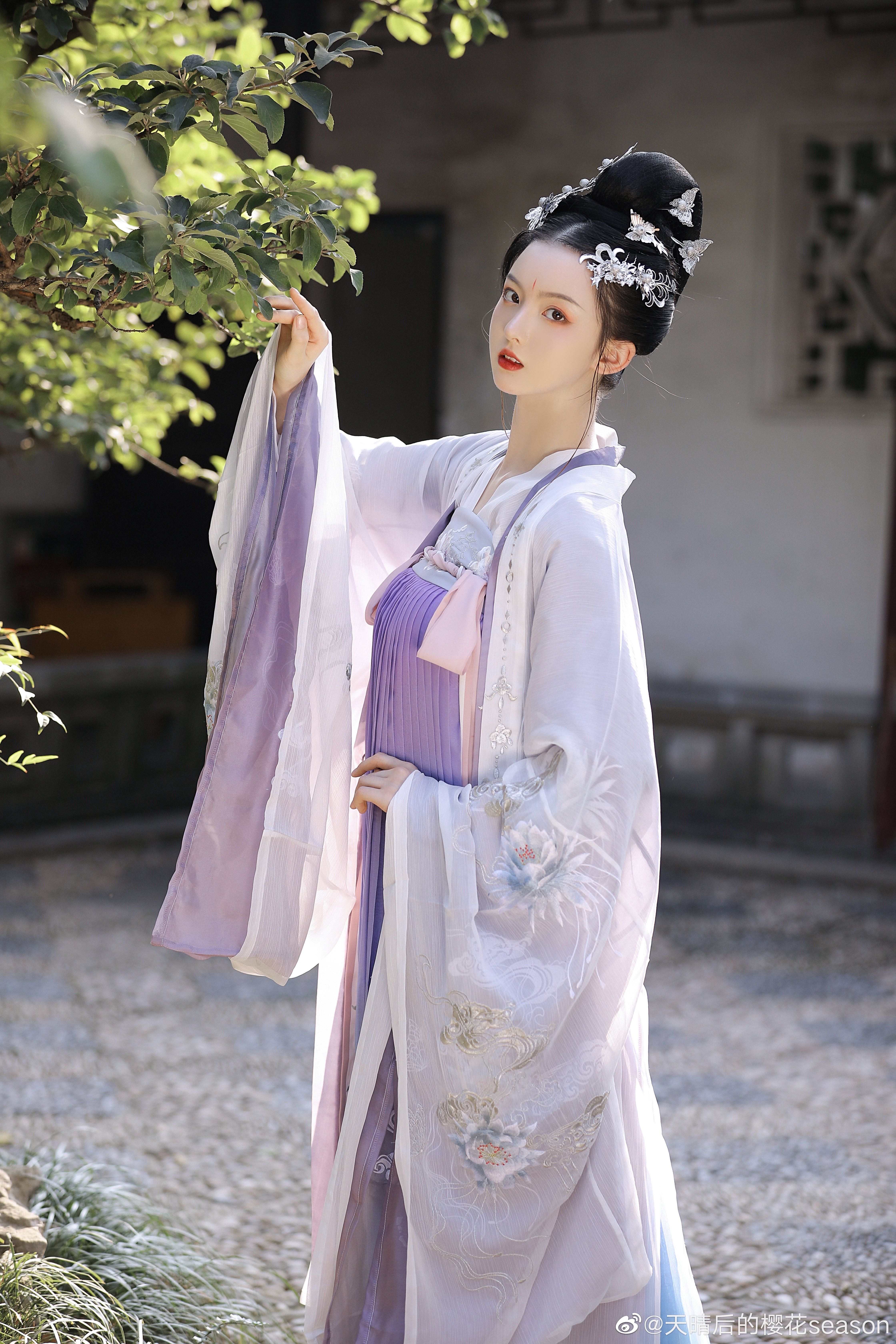 The Cheongsam and the 2-Year-Old Girl:A Cultural Exploration The Cheongsam and the 2-Year-Old Girl:A Cultural Exploration