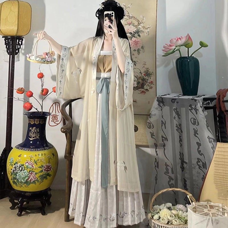 Daily Outfit Guide:The Art of Styling a Horseface Skirt