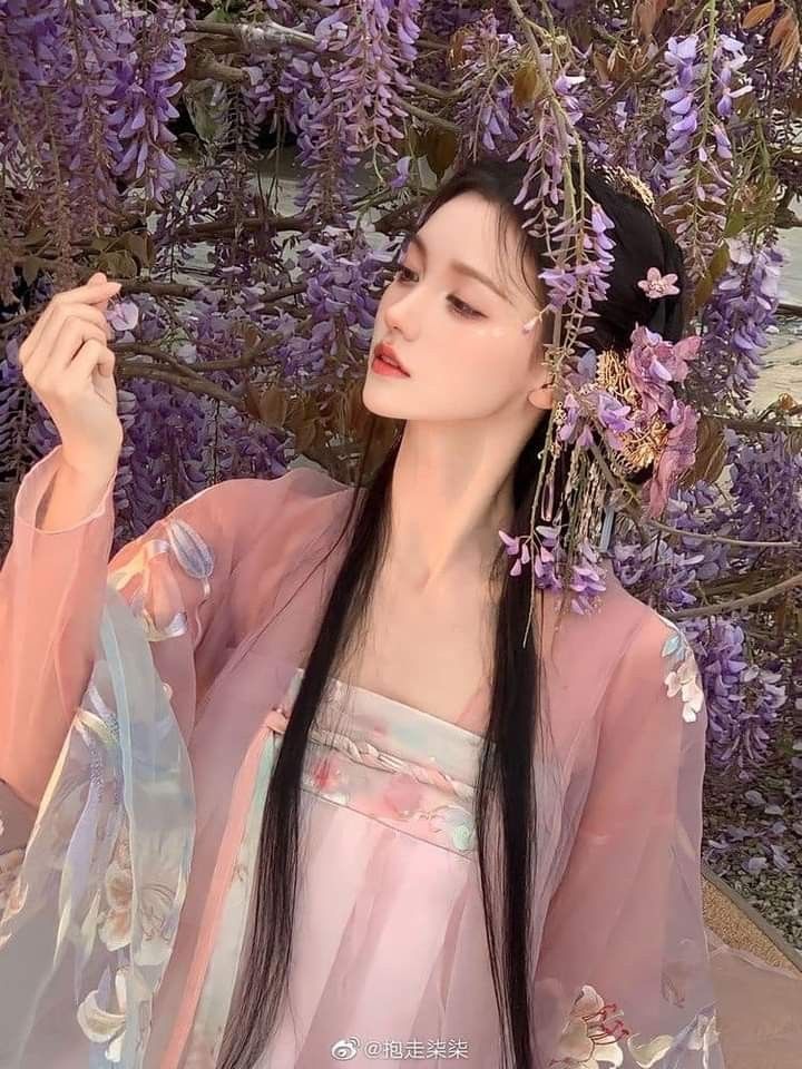 A Little Girl in Hanfu:A Fairy-like Encounter with Ancient Charm A Little Girl in Hanfu:A Fairy-like Encounter with Ancient Charm