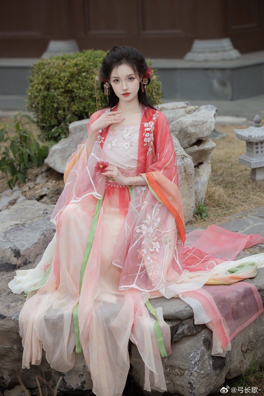 The Joy of a Chinese Traditional Brides Mother:The Splendor of Hanfu 汉服)