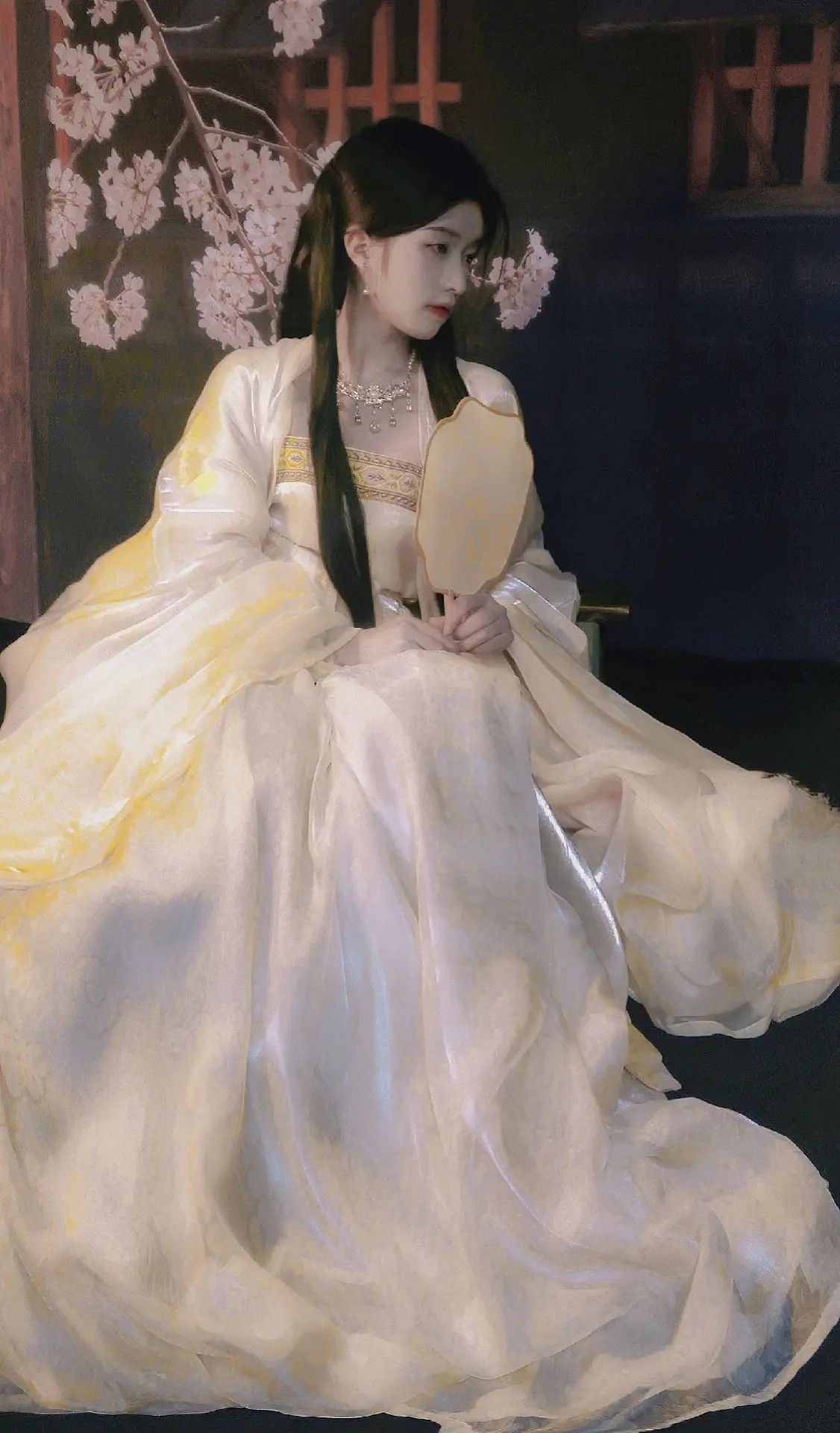 The Splendor of Hanfu:The Charm of the Chezi Skirt