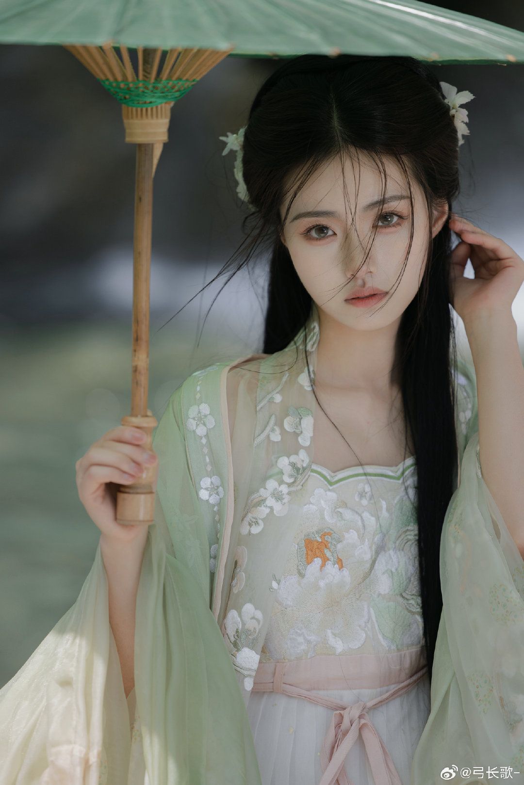 Double Life Aristocrats:The Rise of Hanfu Fashion in the Third Generation
