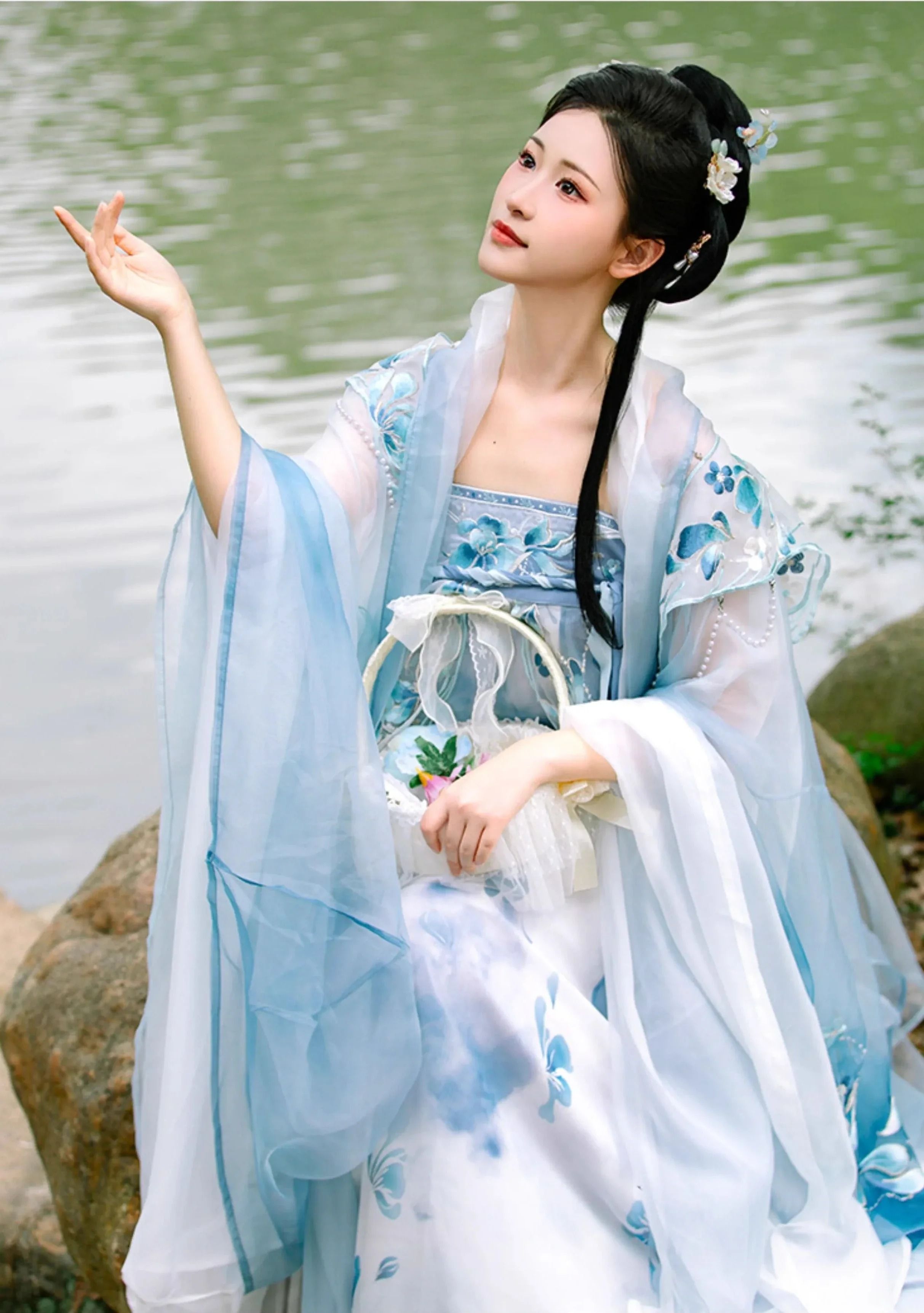 Satin-like Cheongsam with Xiangyun Ge:The Splendor of Traditional Chinese Clothing Satin-like Cheongsam with Xiangyun Ge:The Splendor of Traditional Chinese Clothing