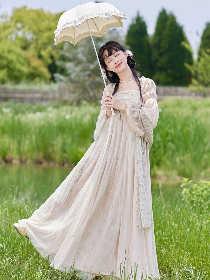 The Ancient Charm of Huang Rongs Costume:A Detailed Exploration