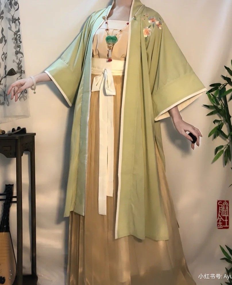 The Splendid Splendor of Hanfu:The Art of Hundred Pleats