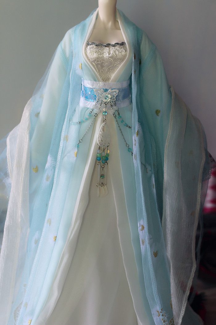 The Integration of Hanfu Hairstyles and Buns:A Cultural Exploration
