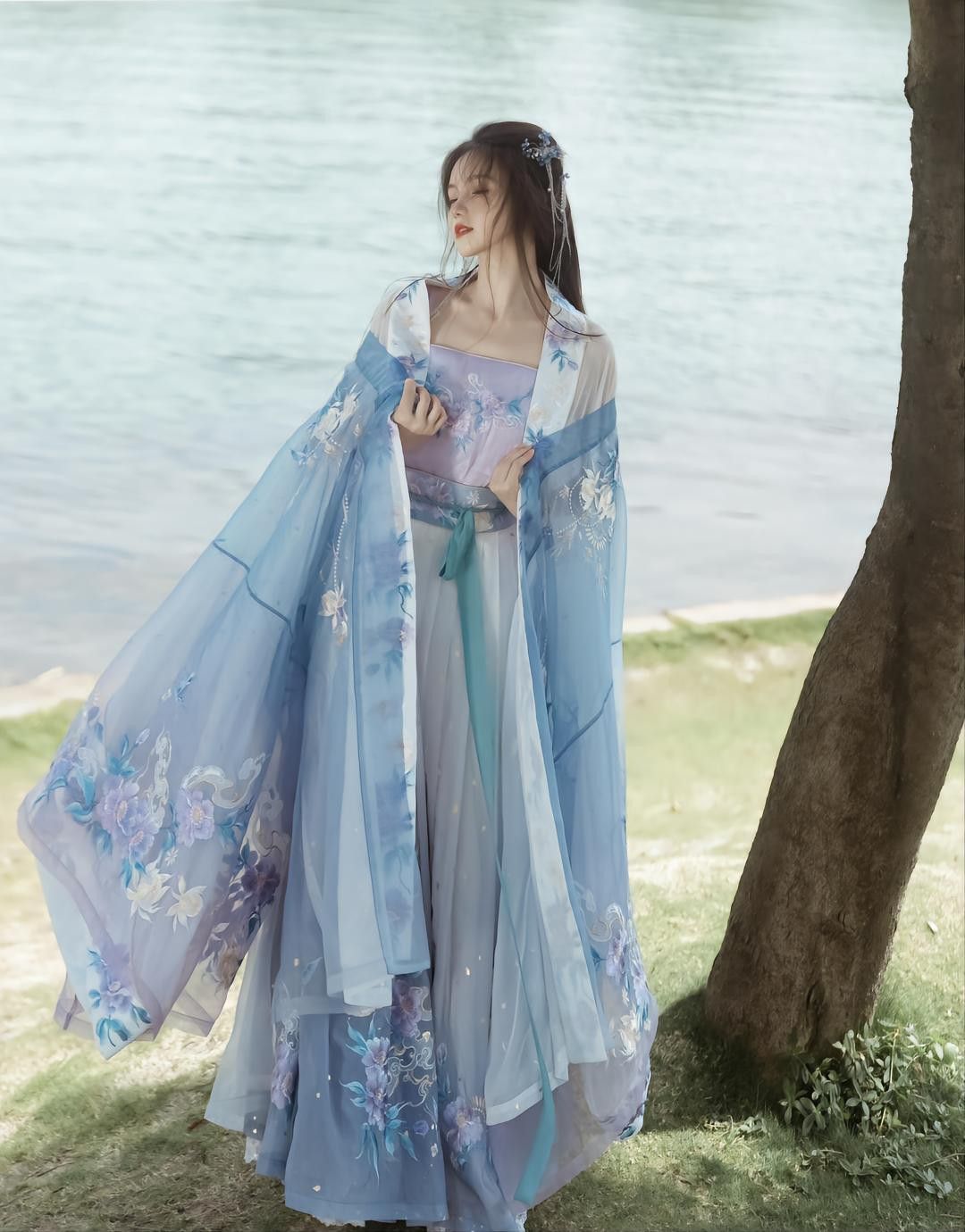 Song-Style Hanfu and the Charms of Zhao:A Journey into Traditional Chinese Elegance