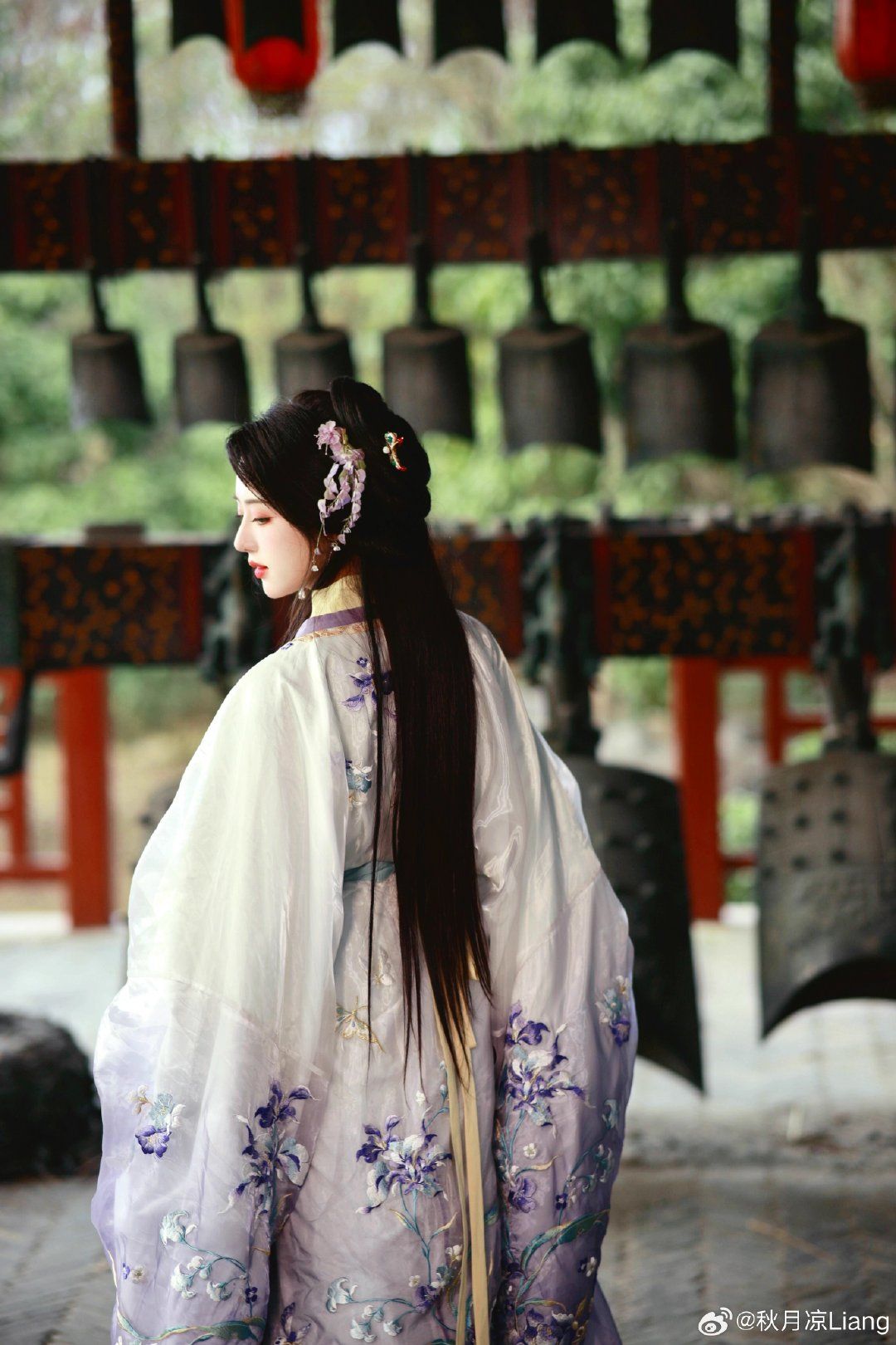 Elegant Child in a Splendidly Embroidered Hanfu:The Story of a Girls Traditional Chinese Attire
