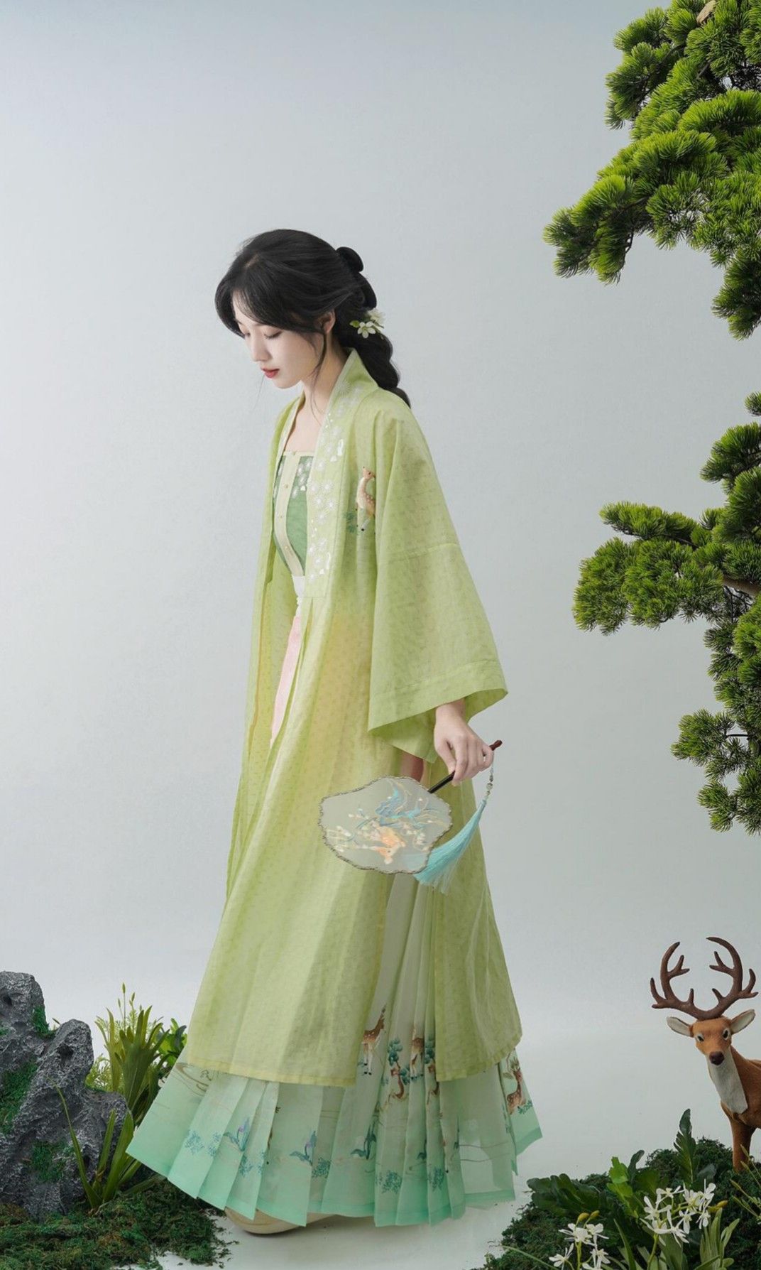 Little Girl in Hanfu:A Fairy-like Journey in Chinese Traditional Elegance