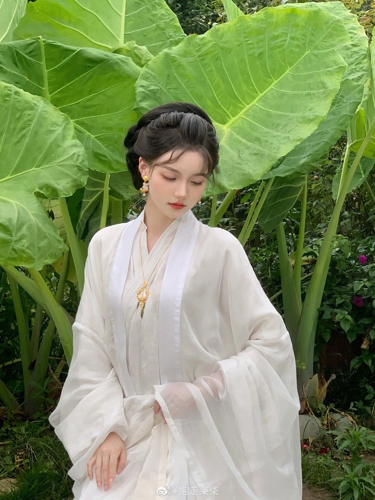 Elegant阔太太 in Silk Cheongsam:Mid-Length and Beyond
