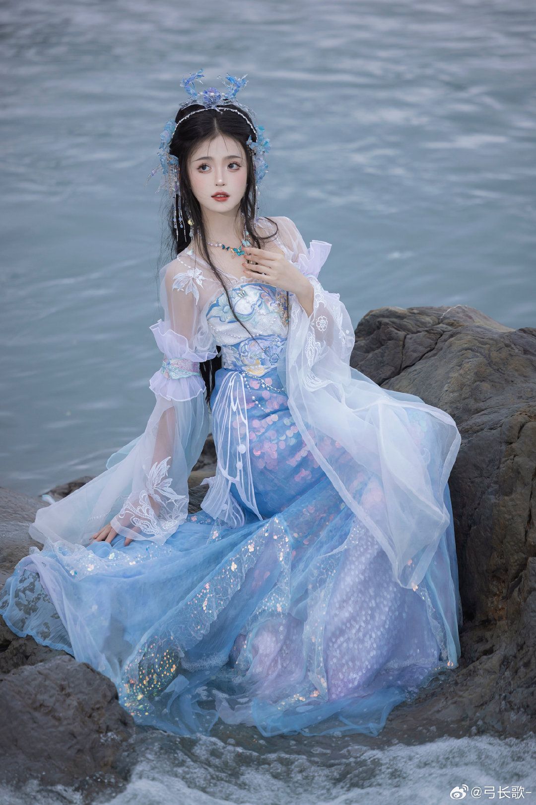 Elegant Girlhood:The Rise of Hanfu and Martin Boots in the World of Little Girls Elegant Girlhood:The Rise of Hanfu and Martin Boots in the World of Little Girls