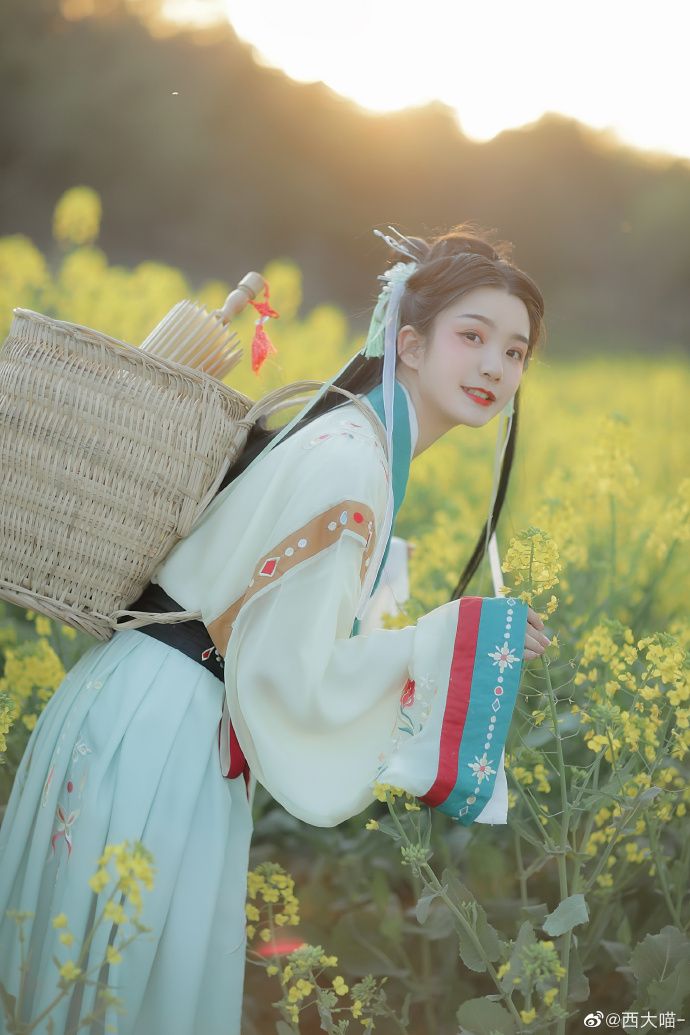 The Evolution of Traditional Chinese Skirts for Junior High School Girls:The Rise of Hanfu Fashion