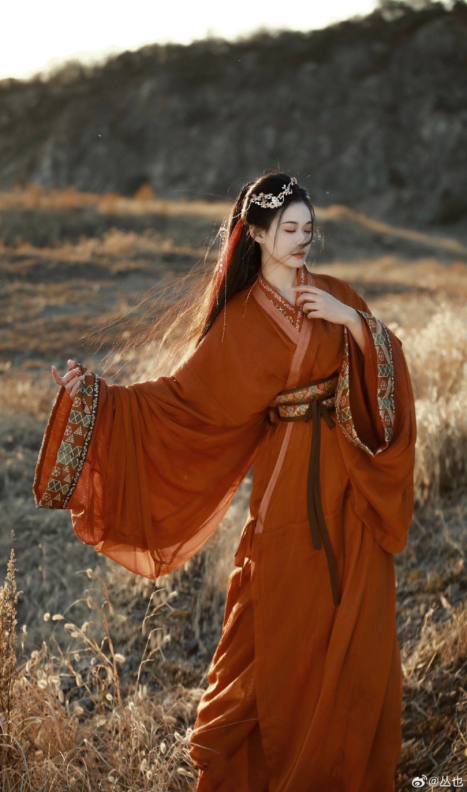 The Enigma of Matchmaking Cheongsam and Mid-Heeled Shoes