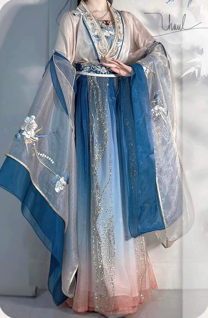 The Elegance of a Woman in Broad-袖 Hanfu:The Story of a Traditional Beauty