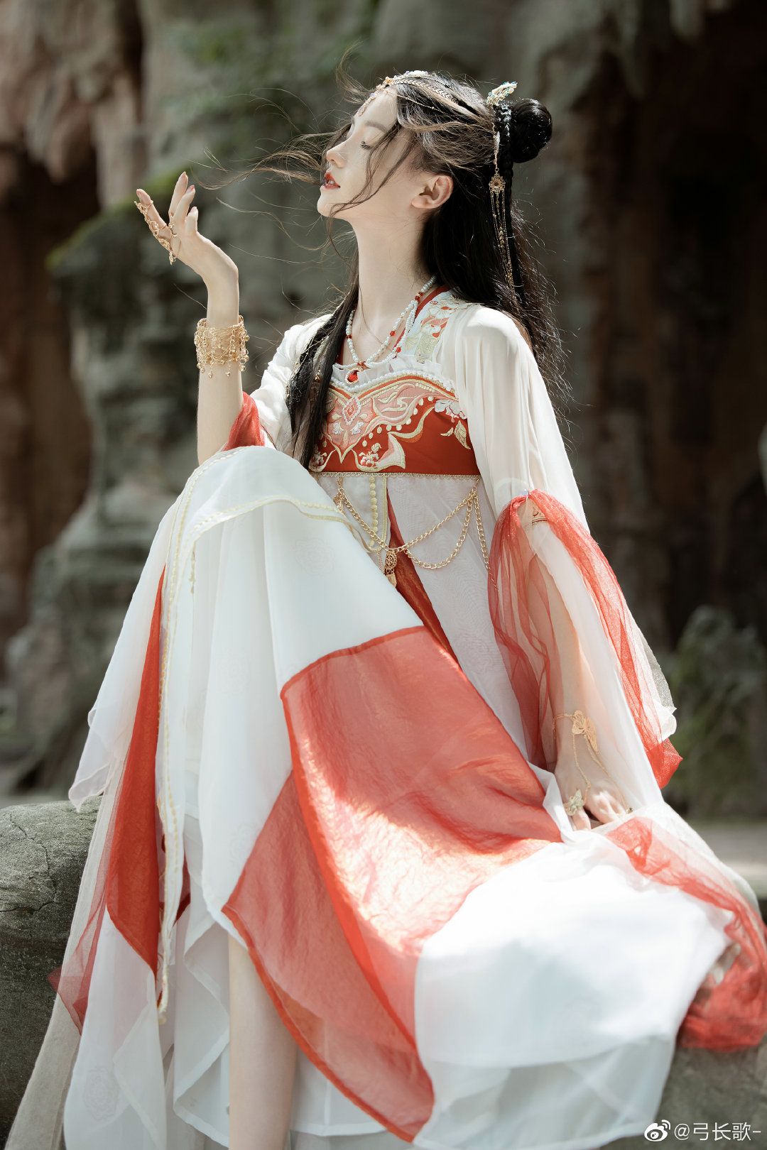 Exploring the World of Ming-Style Accessories in Hanfu Fashion