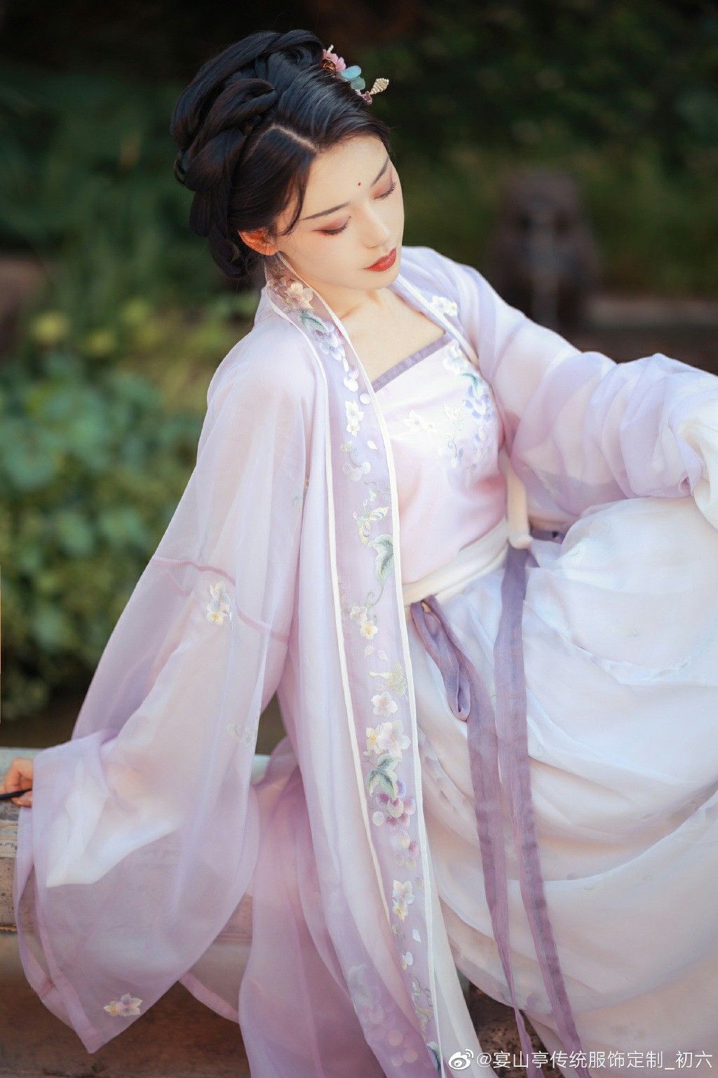 The Enchantment of a Blue-and-White Porcelain Girl in Chinese-Style Tang Costume The Enchantment of a Blue-and-White Porcelain Girl in Chinese-Style Tang Costume