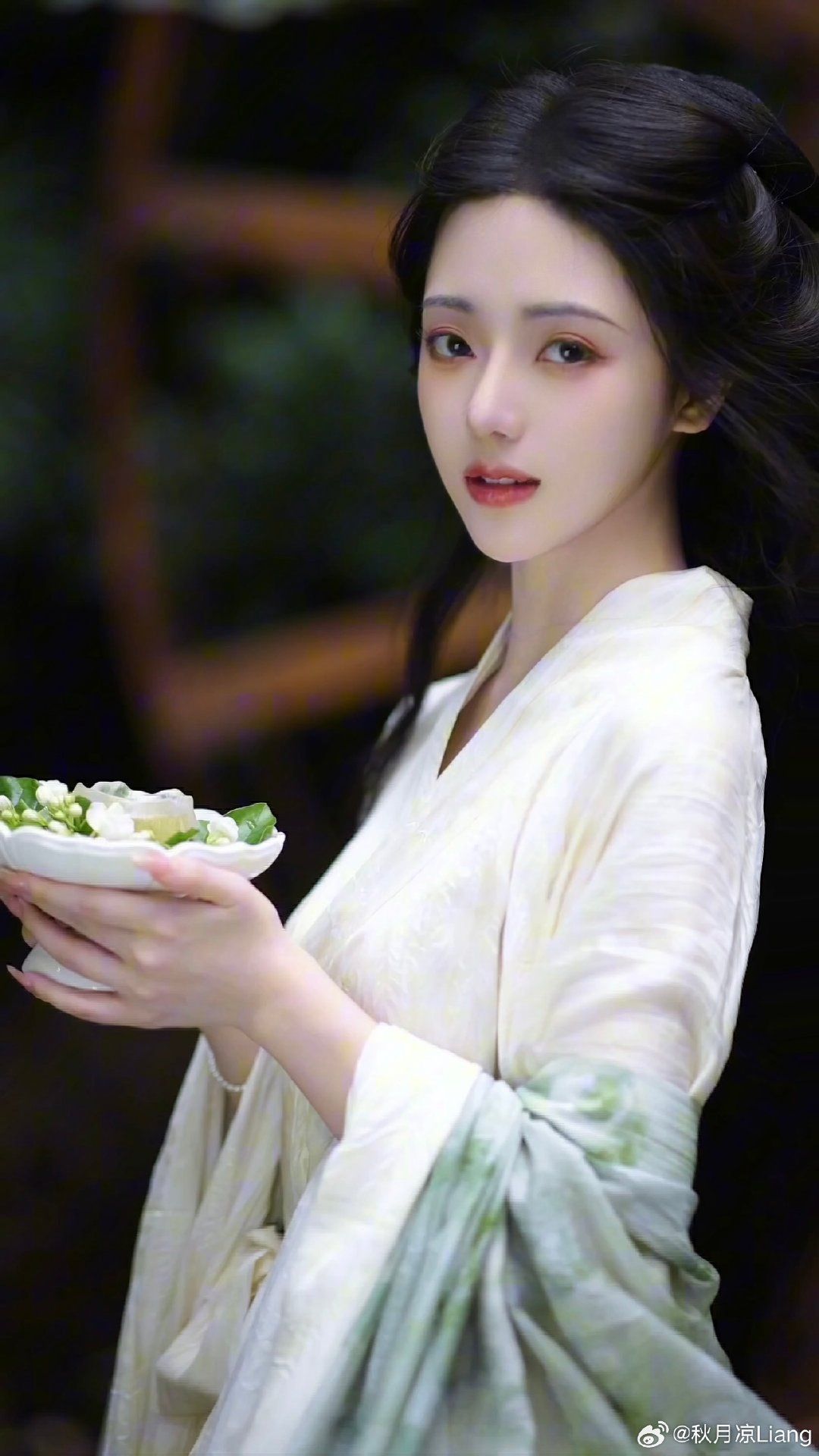 The Rise of Hanfu Style in Bai Qians Sinyin:Exploring the Elegance of Traditional Chinese Costume The Rise of Hanfu Style in Bai Qians Sinyin:Exploring the Elegance of Traditional Chinese Costume
