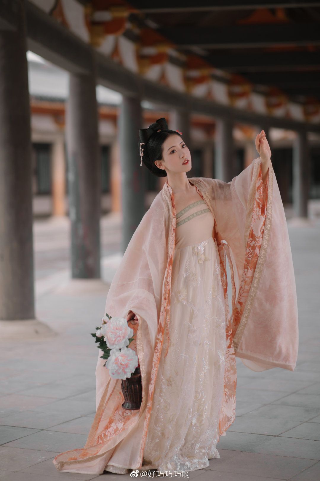 Classic Dance Qipao Costumes:Elaborate Dancewear for Women Performers