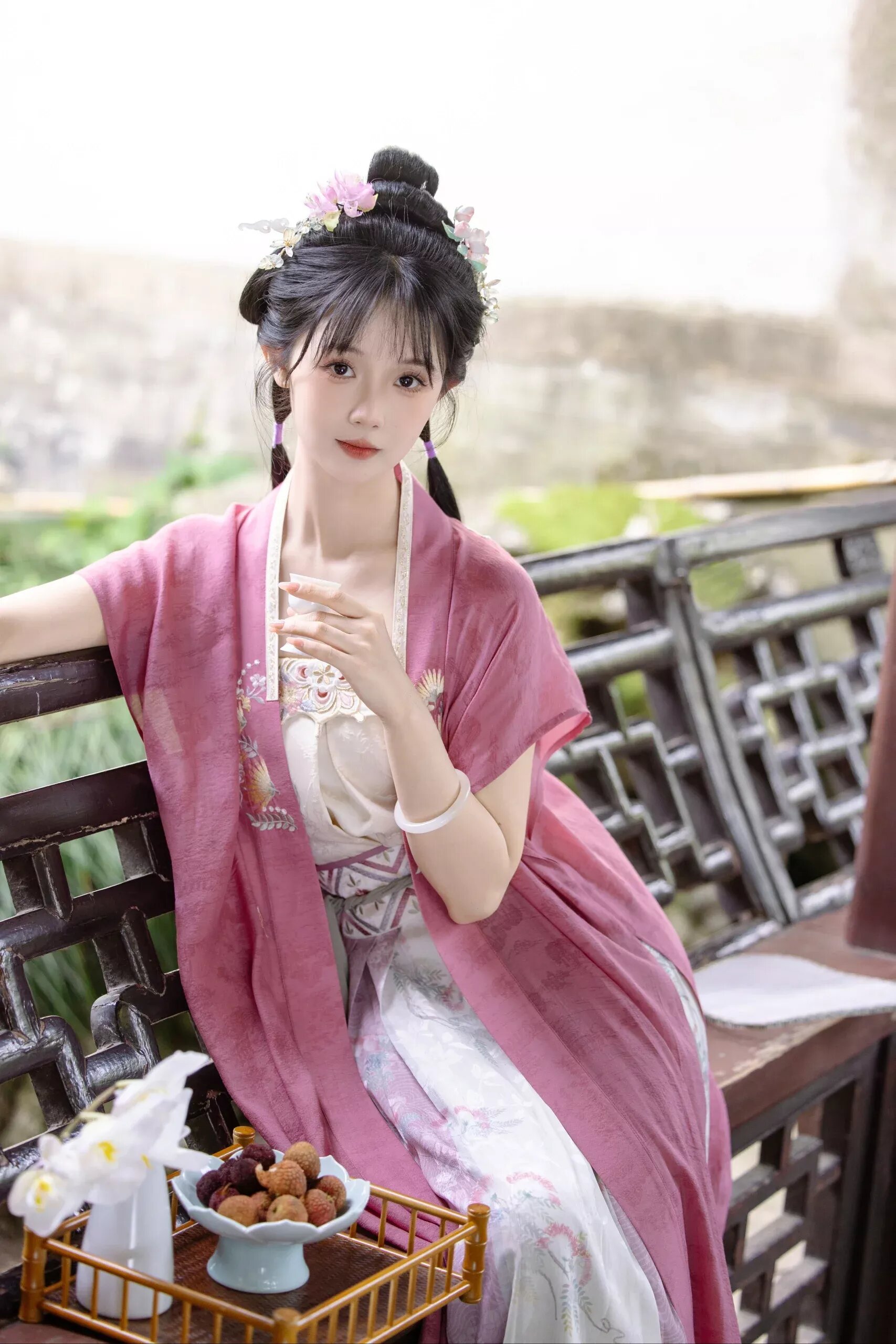 The Charm of Miniature in a Cheongsam:The Allure of Petite Figures in Traditional Chinese Dress