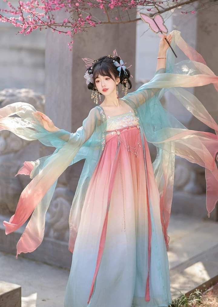 Elegant Neo-Chinese Cheongsam as a Toast-Worthy Ceremonial Attire
