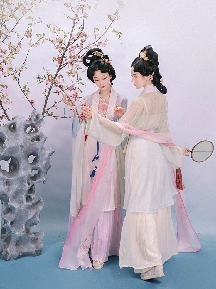 The Splendor of Hanfu:The Tale of Zhegui Ling