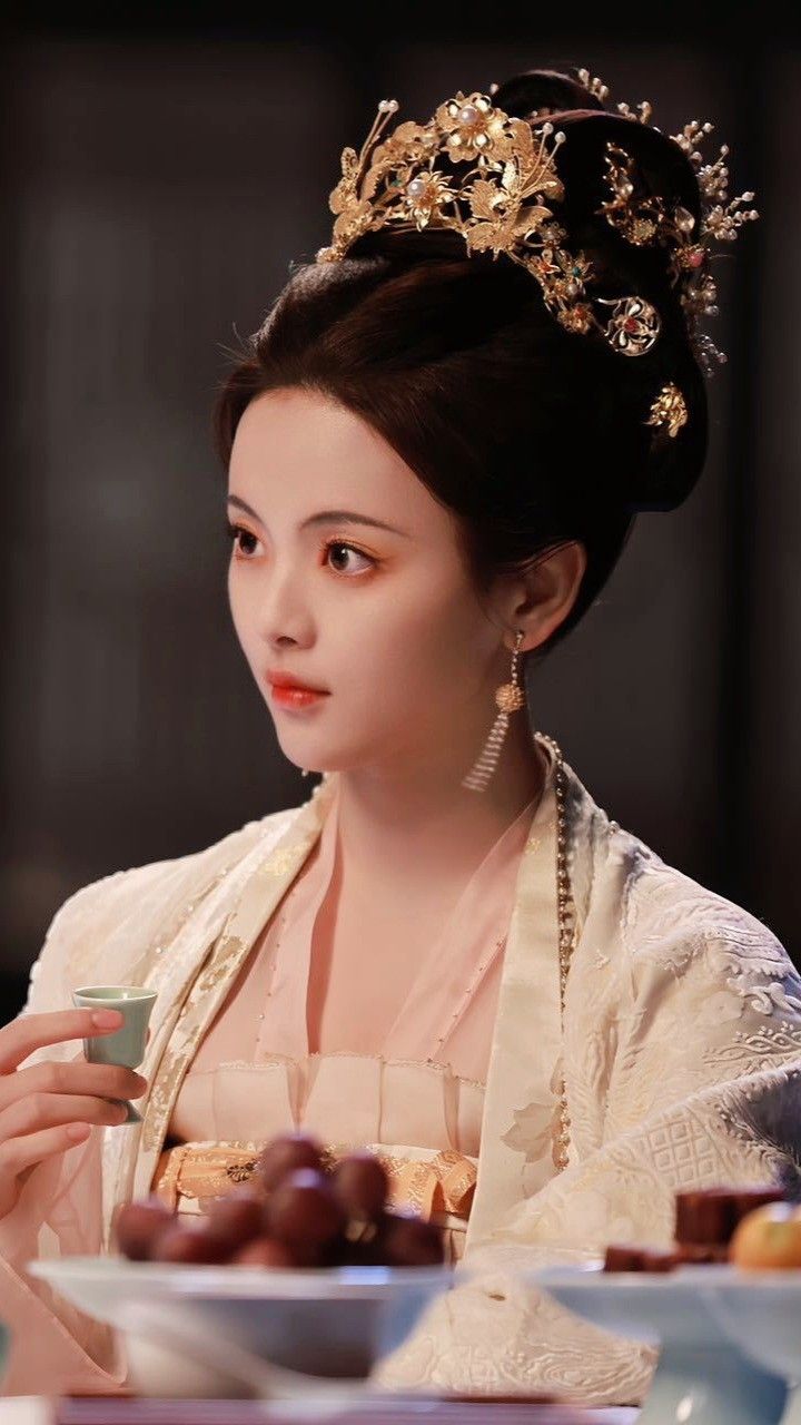 The Splendor of Hanfu:The Long-Shirted Elegance