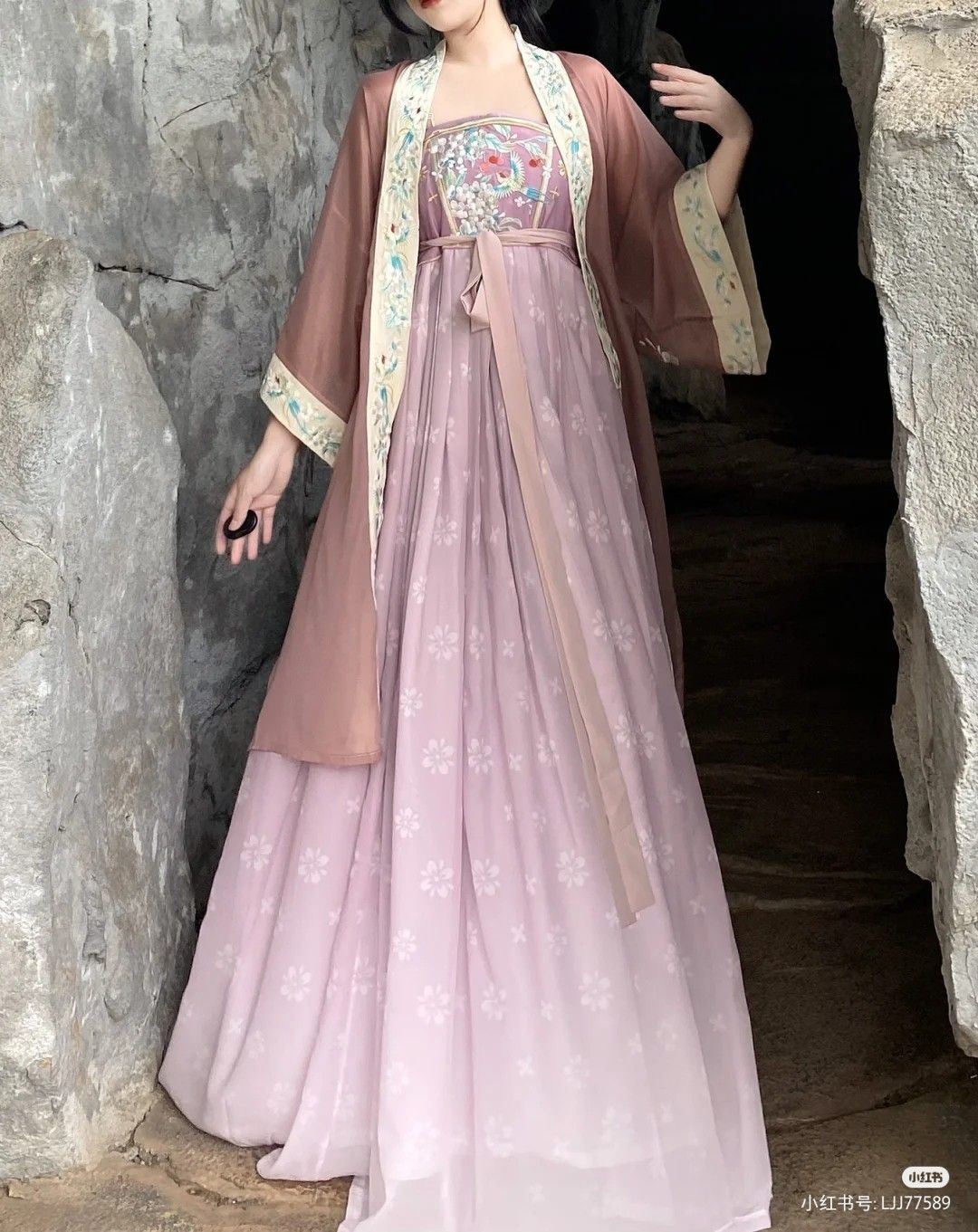 Red Salute Gown with Cheongsam Style:Embracing the New Chinese Luxury Red Salute Gown with Cheongsam Style:Embracing the New Chinese Luxury