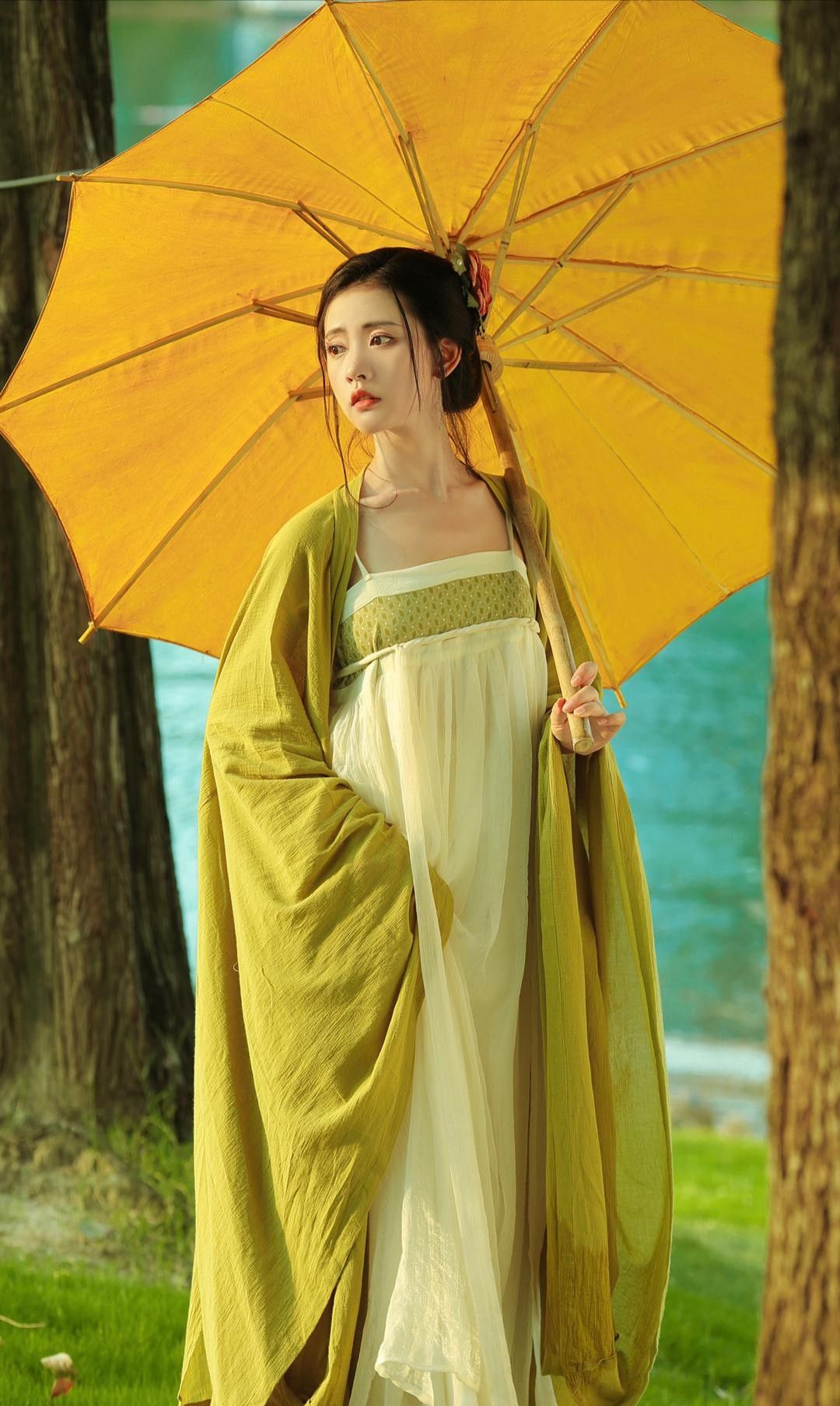 Embroidery-Enhanced Qipao-Style Dress:A Blend of Tradition and Modernity