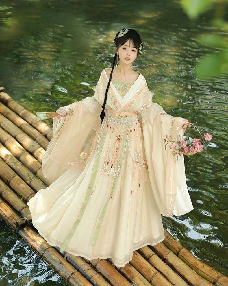 Neo-Ming Style Hanfu:The Revival of Traditional Chinese Elegance Neo-Ming Style Hanfu:The Revival of Traditional Chinese Elegance