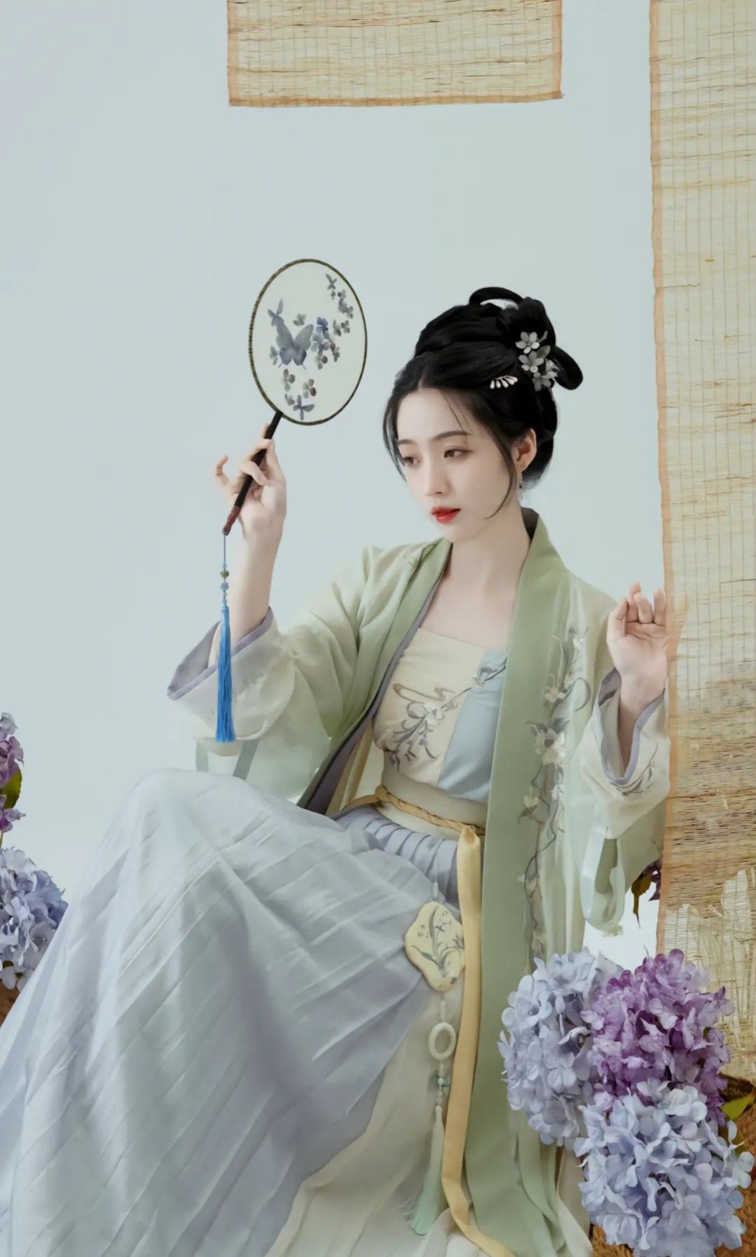 The Eroticism of Black Cheongsam and the Art of Milking The Eroticism of Black Cheongsam and the Art of Milking