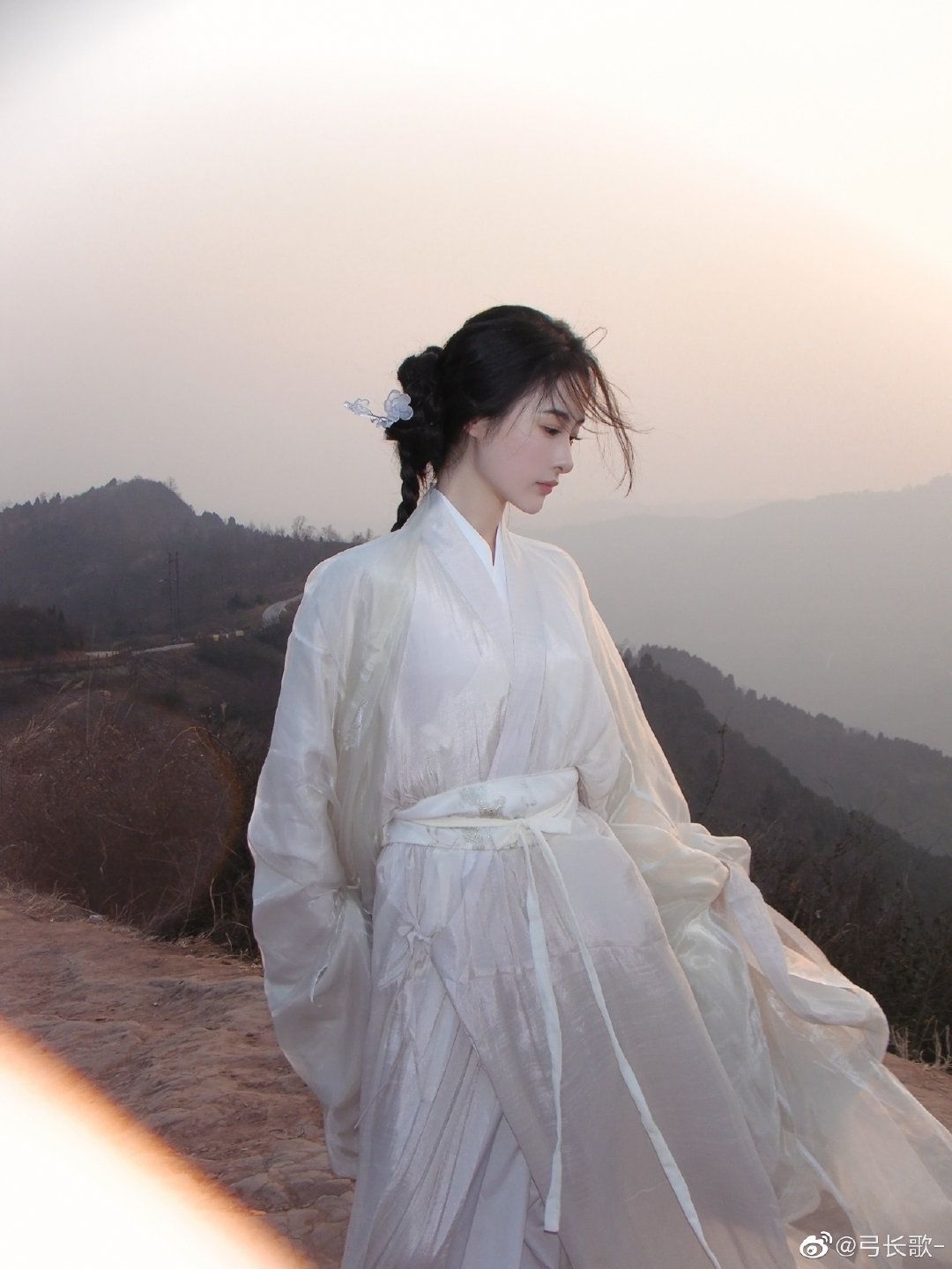 The Splendor of Red Accessories in Hanfu Fashion